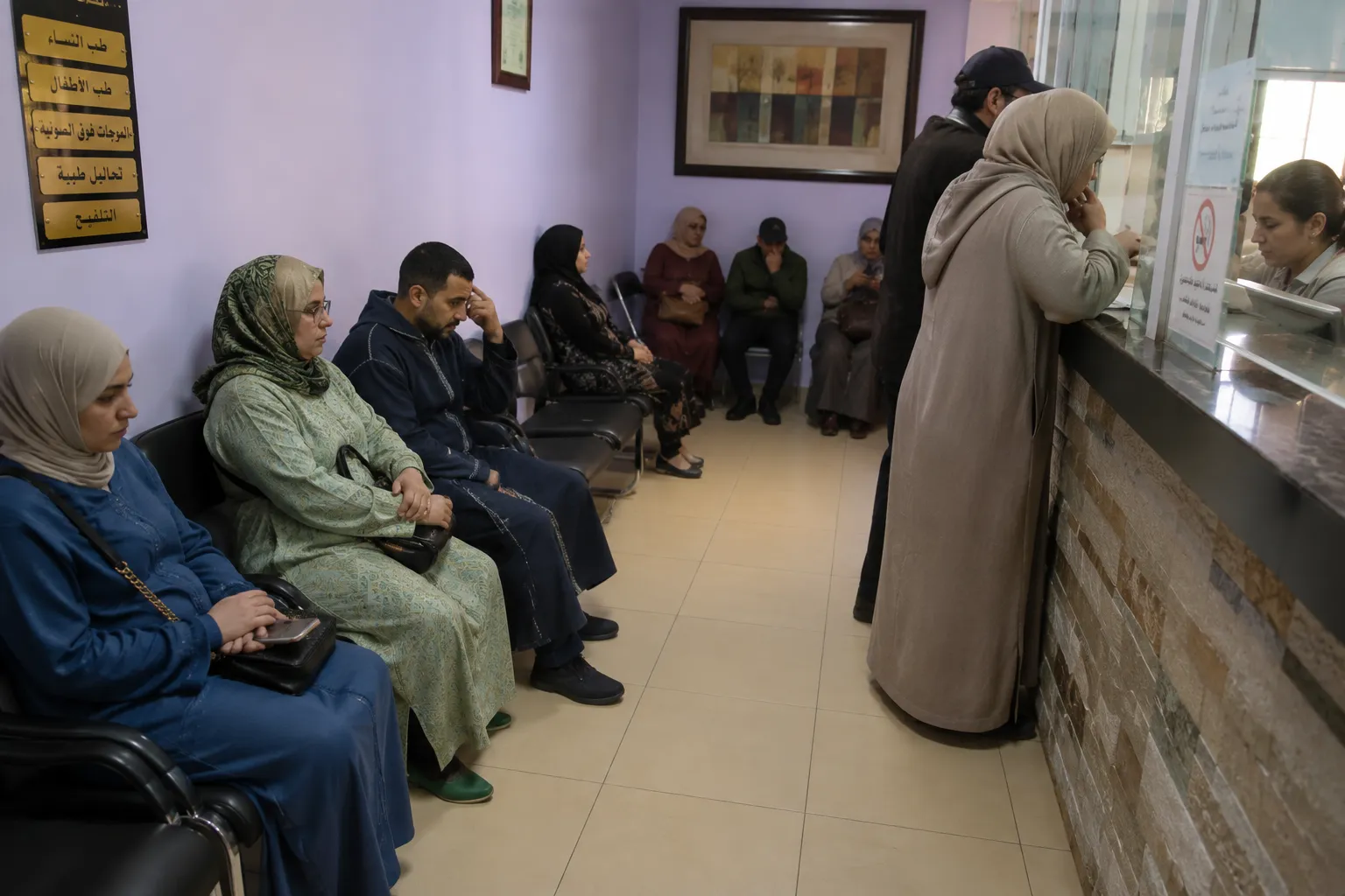 Salle d'attente bondée dans un cabinet médical, patients debout faute de place